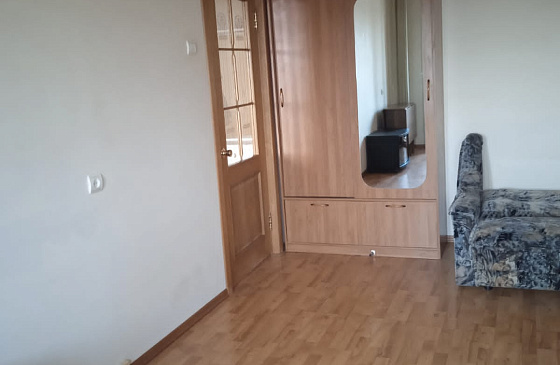 Снять кварьтиру с мебелью и бытовой технгикой на шлюзе в Академгородке Новосибирска Вахтангова 3а